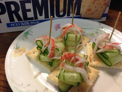 ヒラヒラきゅうりとクリームチーズのクラッカナッペ