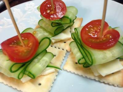 ヒラヒラきゅうりとクリームチーズのクラッカナッペ