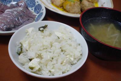 豆腐とわかめの炊き込みご飯