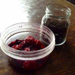 赤じそ入り梅干し(1)塩漬け