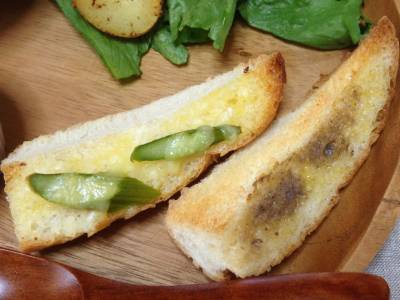 ガーリックトースト(バターとチーズ)