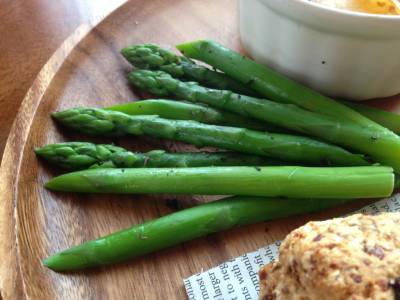 ゆでアスパラの梅昆布茶あえ