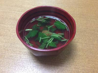 梅干しとみつばのすまし汁