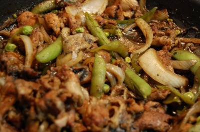 豚こまとスナップえんどうの黒ごまソース炒め