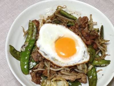 豚こまとスナップえんどうの黒ごまソース炒め