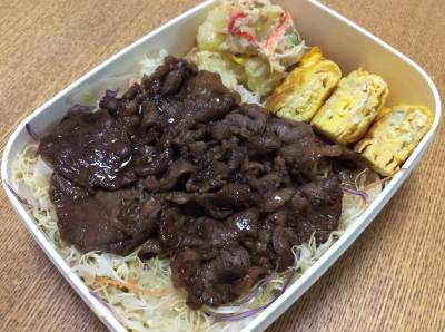 せん切りレタスと豚こまのしょうが焼き