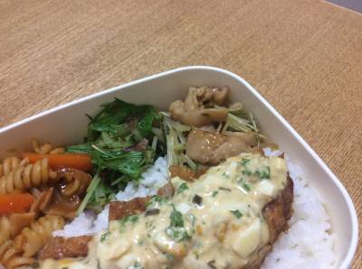 もやしと鶏皮の炒め物