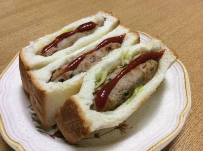 手づくりウインナーのホットドッグ