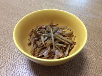 ささがきごぼうとベーコンのにんにく炒め