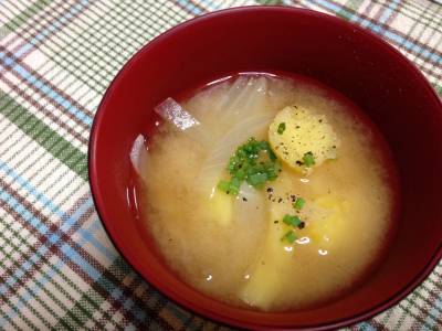 じゃがいもとたまねぎのみそ汁