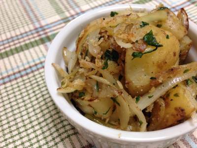 じゃがいもとたまねぎの アンチョビ炒め