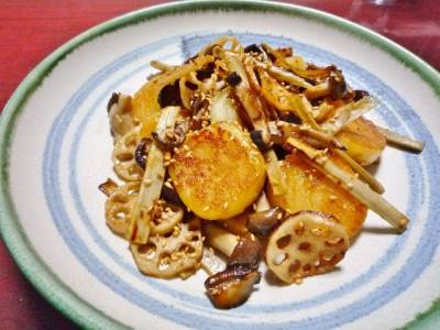 いも餅ときのこの甘辛炒め