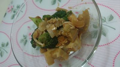 ブロッコリとたたきれんこんのアーモンドみそあえ