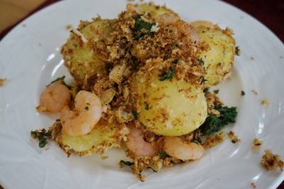 新じゃがとえびのにんにくパン粉炒め