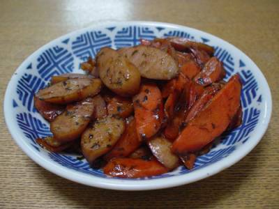 春にんじんとソーセージのソース炒め