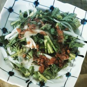 春菊と新たまねぎのガーリックサラダ