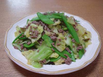 春キャベツと絹さやの豚ひき炒め