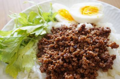 肉みそ丼 しょうゆ卵のせ