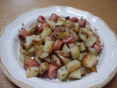 カリカリポテトとウインナーのハーブ炒め