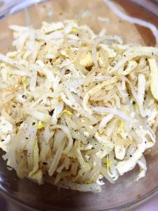 もやしと切り干し大根のごま酢あえ