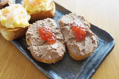 春のオープンサンド(レバーペースト)