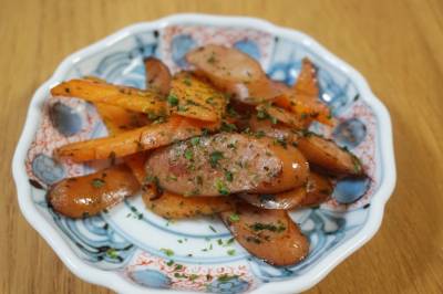 春にんじんとソーセージのソース炒め
