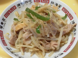 もやしと豚バラと油揚げのピリ辛炒め