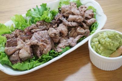 まぐろステーキ アボカドソース