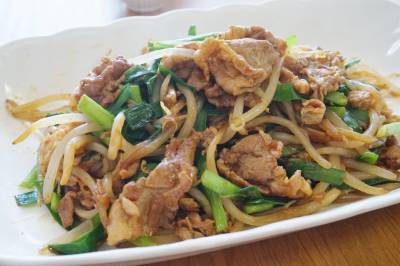 もやしと豚バラと油揚げのピリ辛炒め