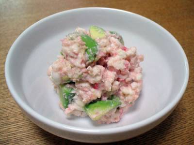 アボカドとはんぺんの桜海老ソースサラダ