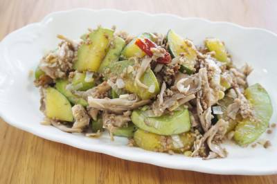 牛ひき肉とズッキーニの炒め物