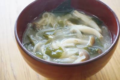 きのことわかめ、切り干し大根のみそ汁