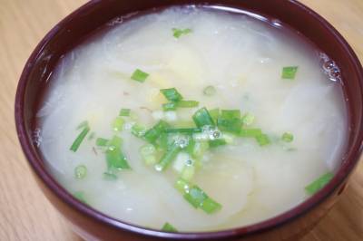 じゃがいもとたまねぎのみそ汁