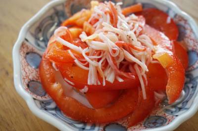 ジャンボピーマンとかにかまのサラダ