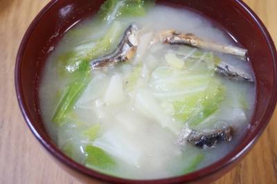 キャベツとじゃがのみそ汁