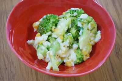 ゆで卵とブロッコリのサラダ