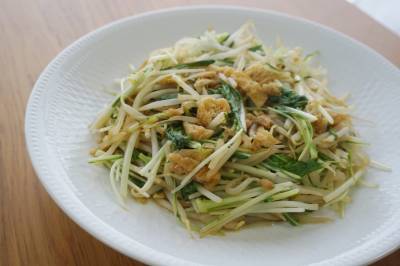 もやしと鶏皮の炒め物