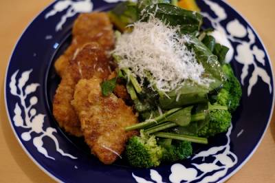 春キャベツとカツレツのサラダ