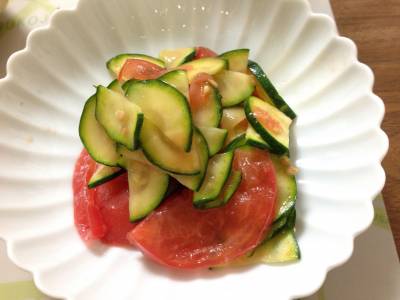 ズッキーニとトマトのあえ物