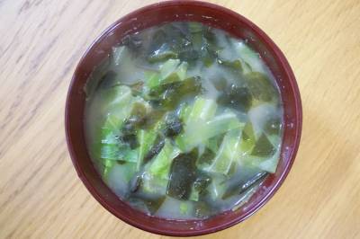 キャベツとわかめのみそ汁