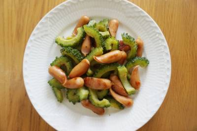 ソーセージとゴーヤーの甘塩炒め