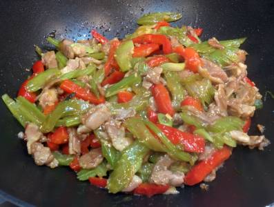 セロリと豚肉の細切り炒め