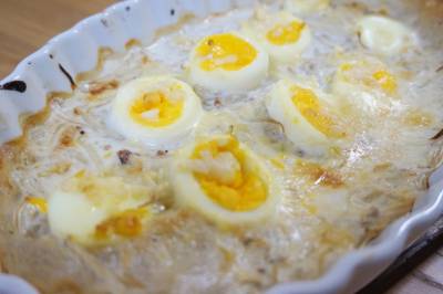 豆もやしとひき肉、ゆで卵のグラタン