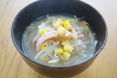 ソーセージともやしのみそバタースープ