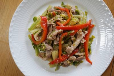 セロリと豚肉の細切り炒め