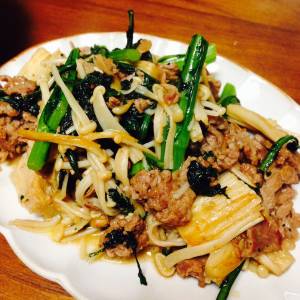 春菊と牛肉のバターじょうゆ炒め