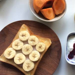 バナナ・ハム・ピーナツバタートースト