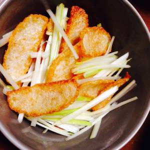 揚げかまぼことねぎのあえ物