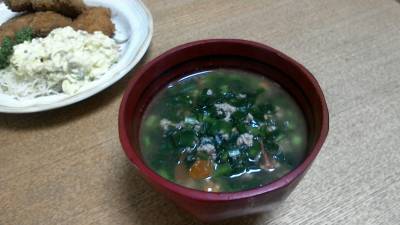 にらとトマト、豚ひき肉のスープ