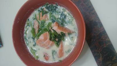 ほうれんそうと焼き鮭の豆乳仕立て
